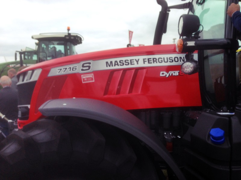 massey ferguson 7716 s traktor