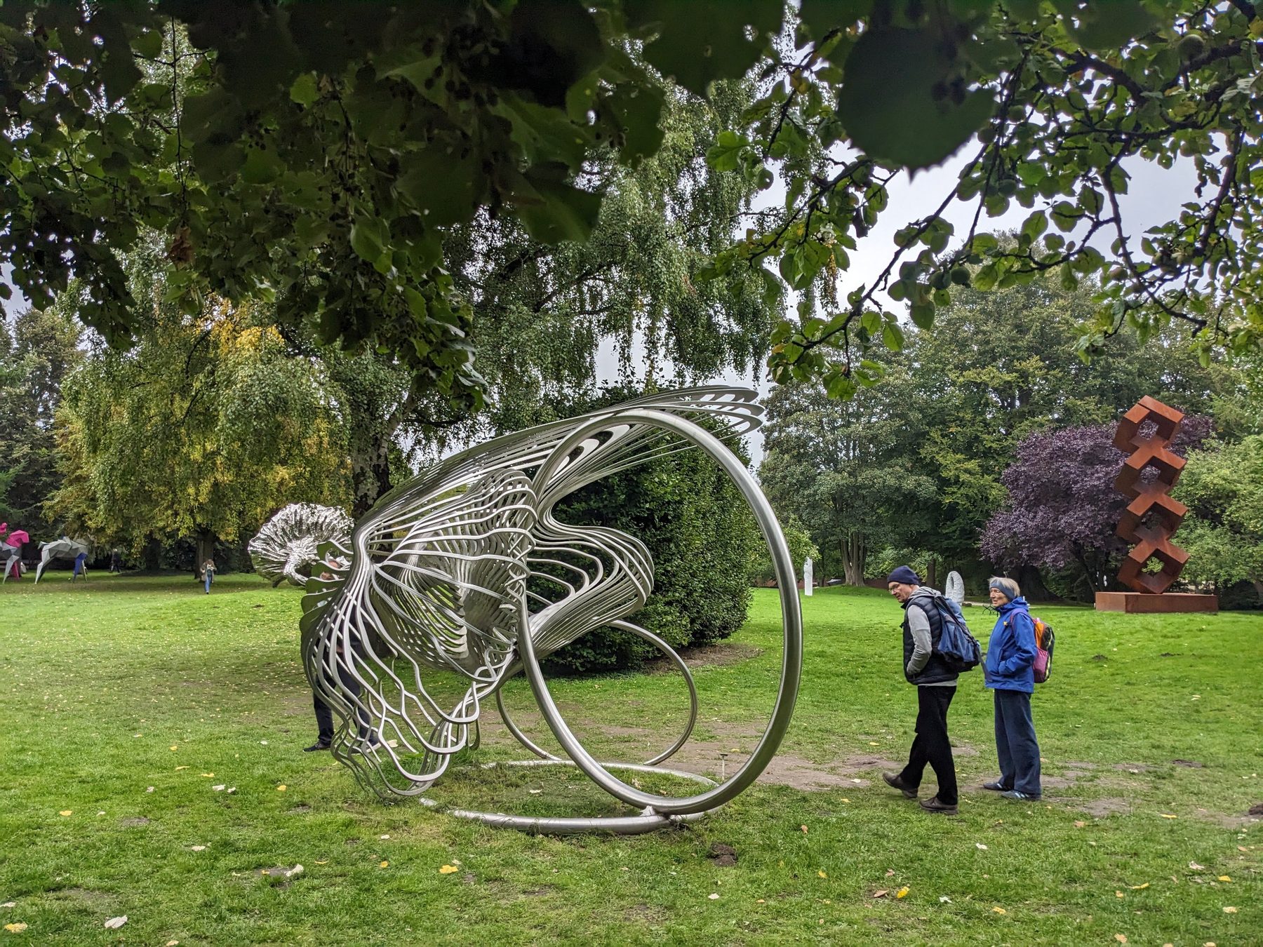 Jan Dostáls Shell im Skulpturenpark der NordArt mit weiteren Kunstwerken im Hintergrund.