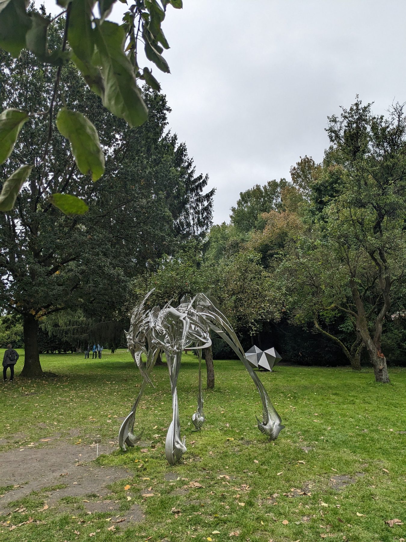 Space Dog von Jan Dostál aus größerer Entfernung im grünen Außengelände der NordArt.