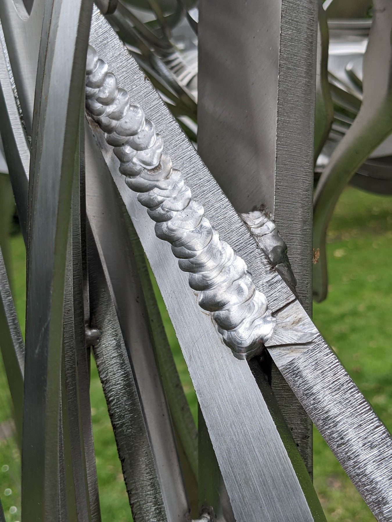 Detail einer markanten Schweißnaht und geschichteter Metallteile von Space Dog auf der NordArt 2026 in Büdelsdorf