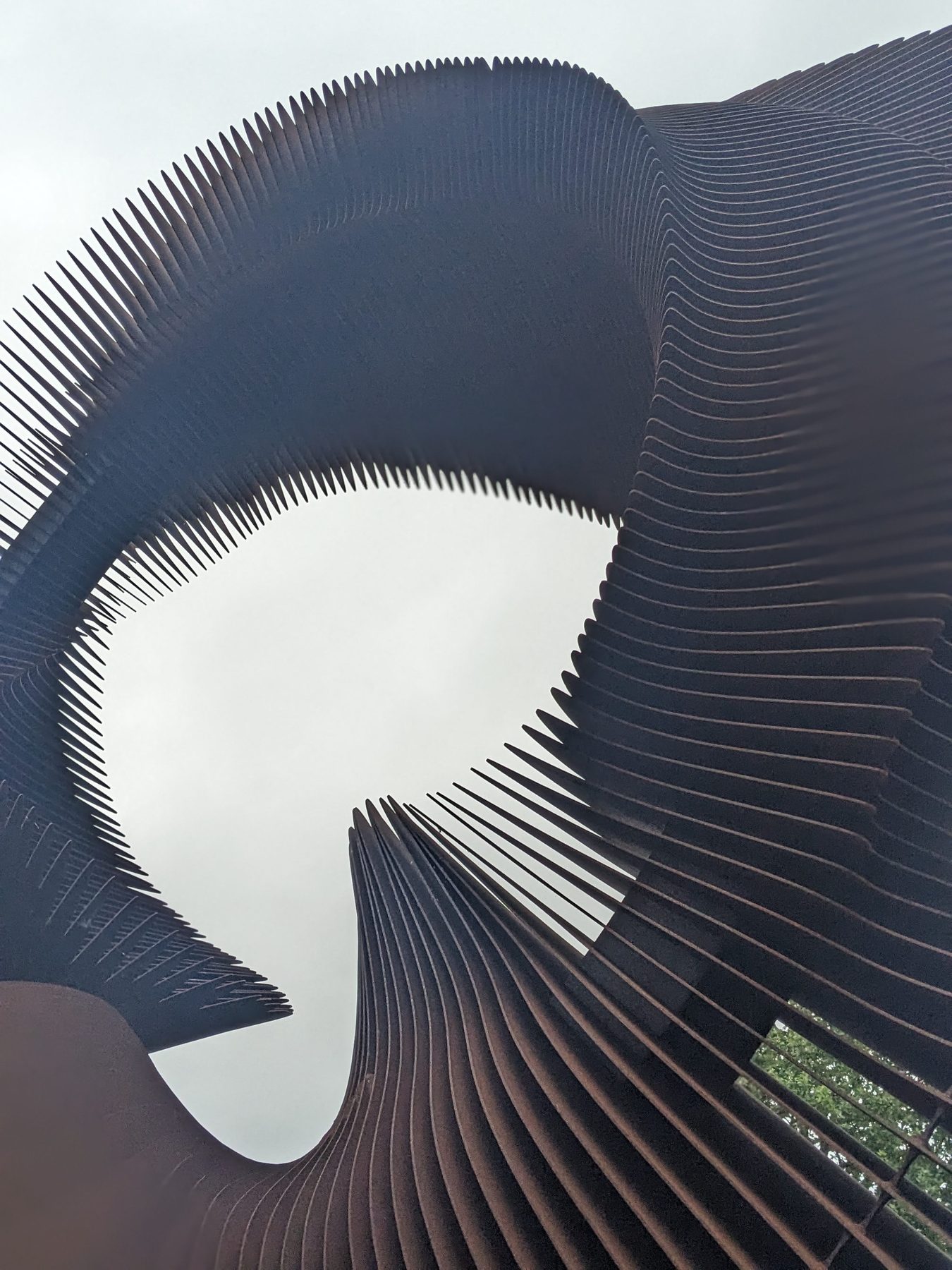 Nahaufnahme von Toroid mit Blick durch die geschwungenen Stahl-Lamellen.