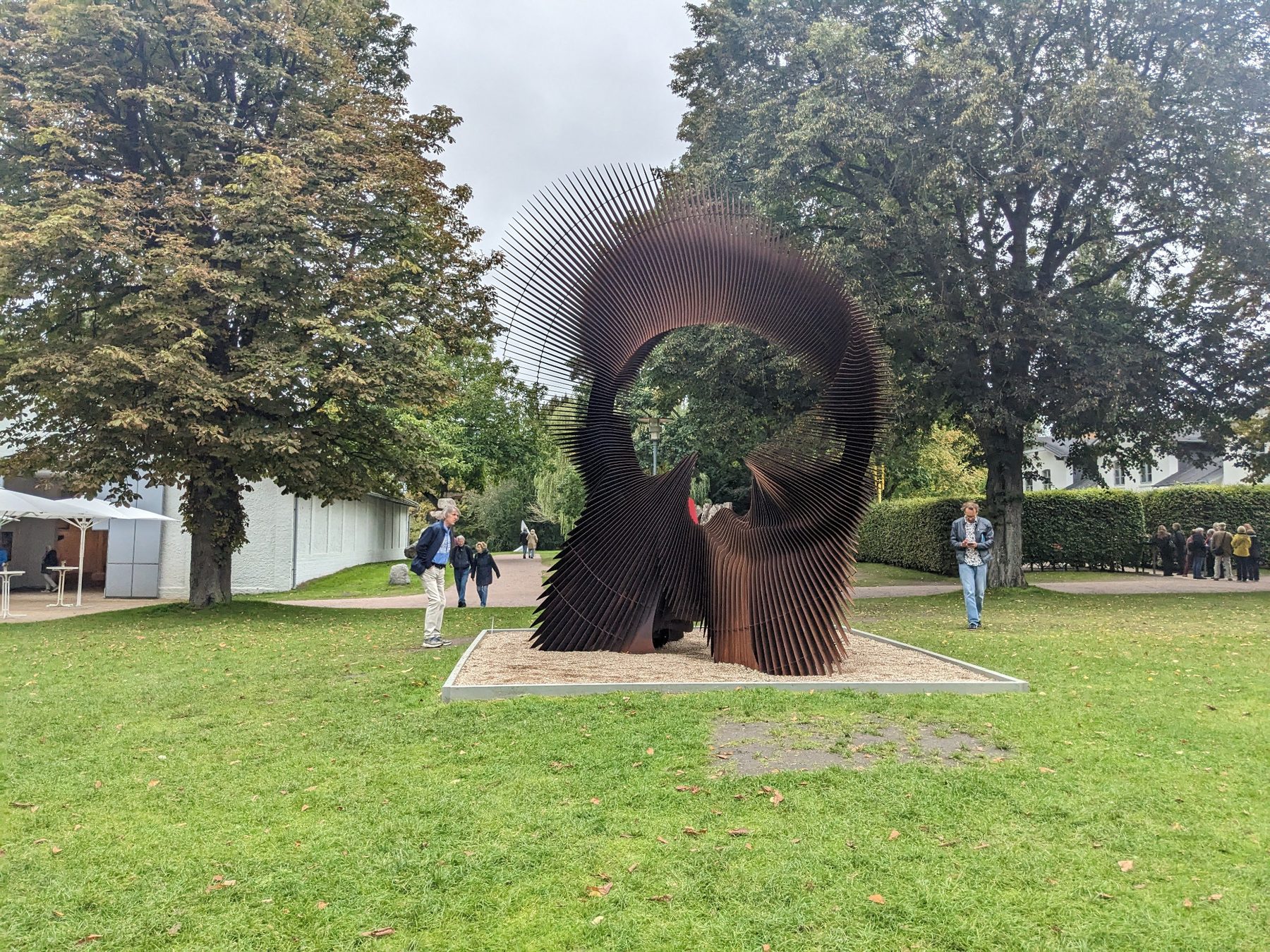 Toroid von Jan Dostál als offene Ringform im Park der NordArt.