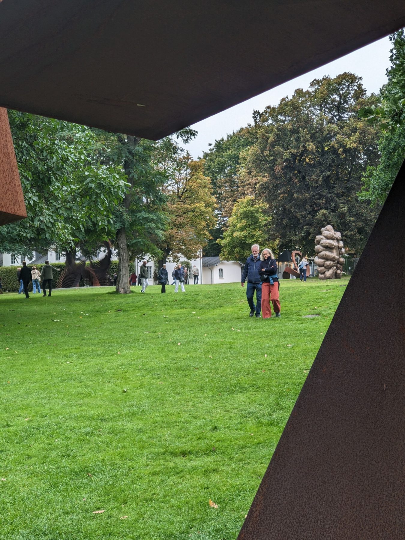 Blick durch die Konstruktion von Dialogue Beyond Borders in den Skulpturenpark.
