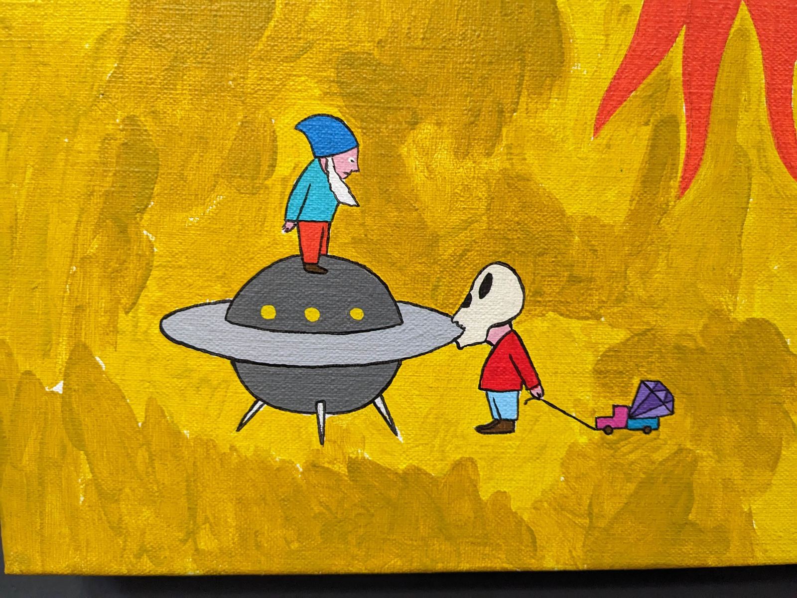 Ausschnitt aus einem Gemälde von Marko Mäetamm: ein zwergenartige Figur mit blauer Mütze steht auf einer grauen fliegenden Untertasse, ein Alien mit Totenkopf-Gesicht bläst in ein Rohr, ein Kind zieht einen Spielzeugwagen mit lila Diamant