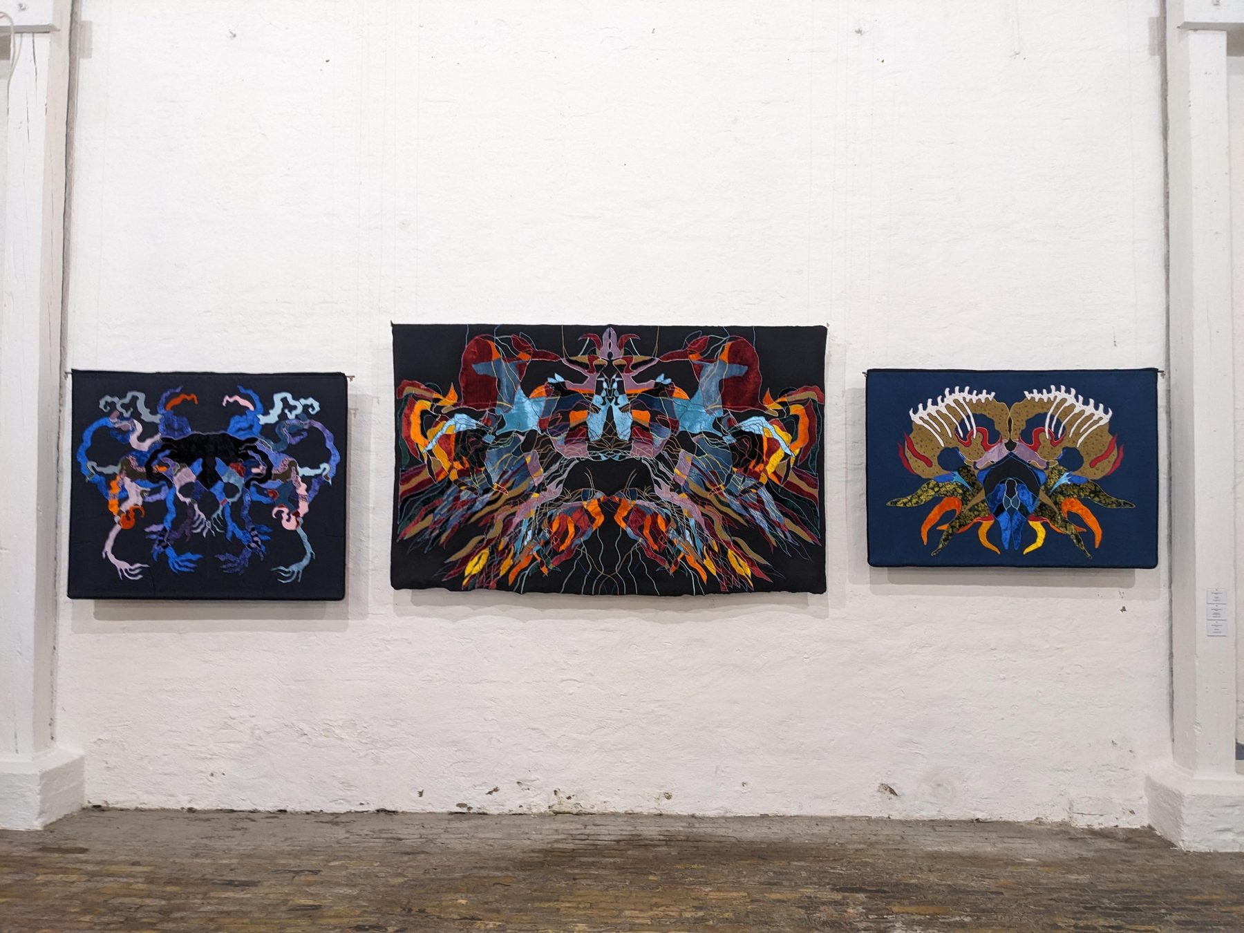 Headless, Celestial Deer und Qochqorak von Munisa Kholkhujaeva gemeinsam an der Ausstellungswand. Nordart 2026
