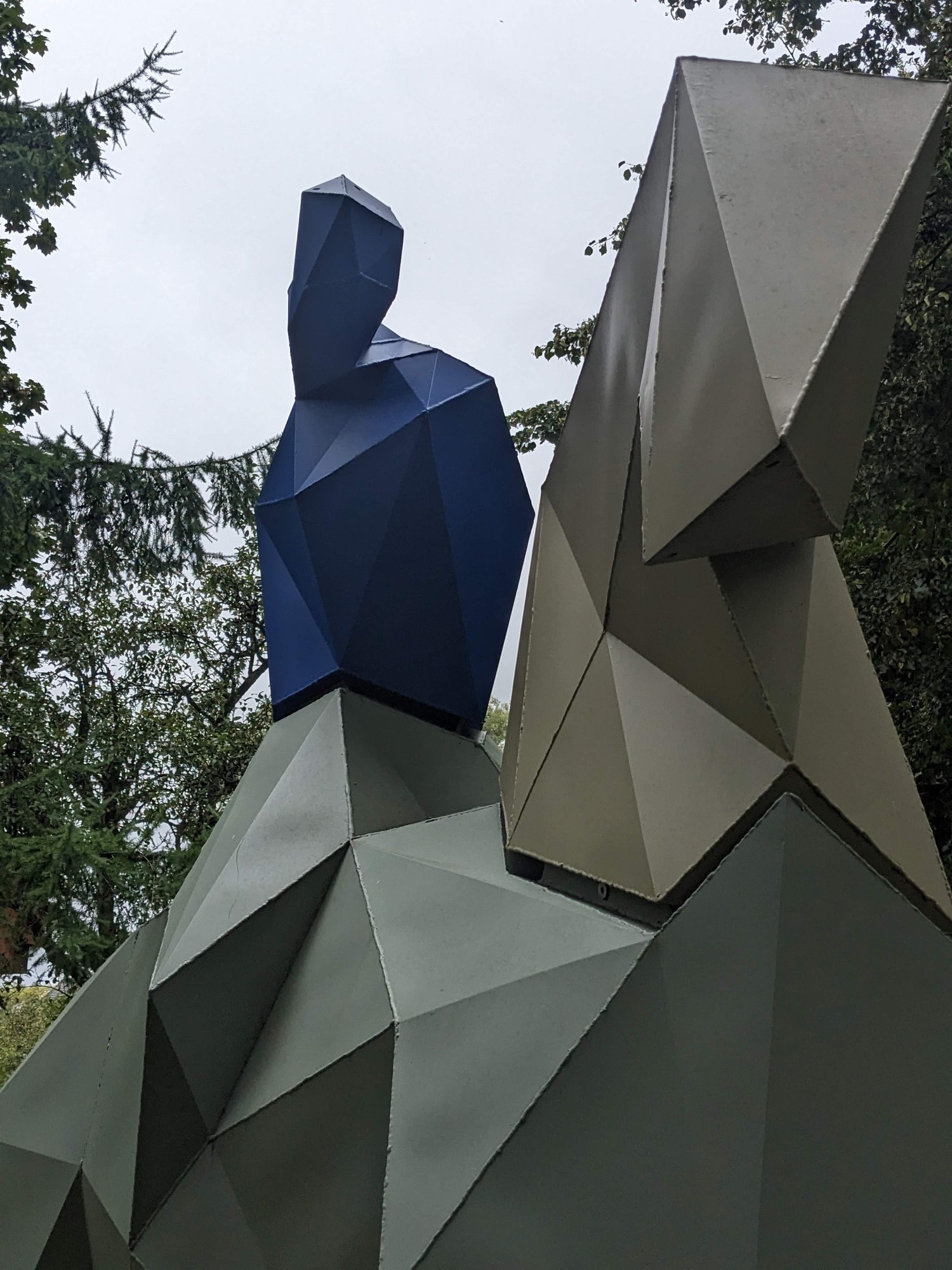 Nahaufnahme einer blau und hellgrau gefassten Reiterfigur von Paweł Orłowski.