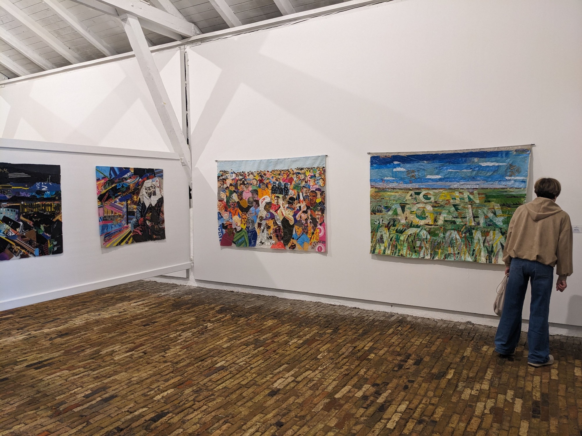 Ausstellungsraum mit mehreren großformatigen Arbeiten, darunter ein Werk von Saule Suleimenova.