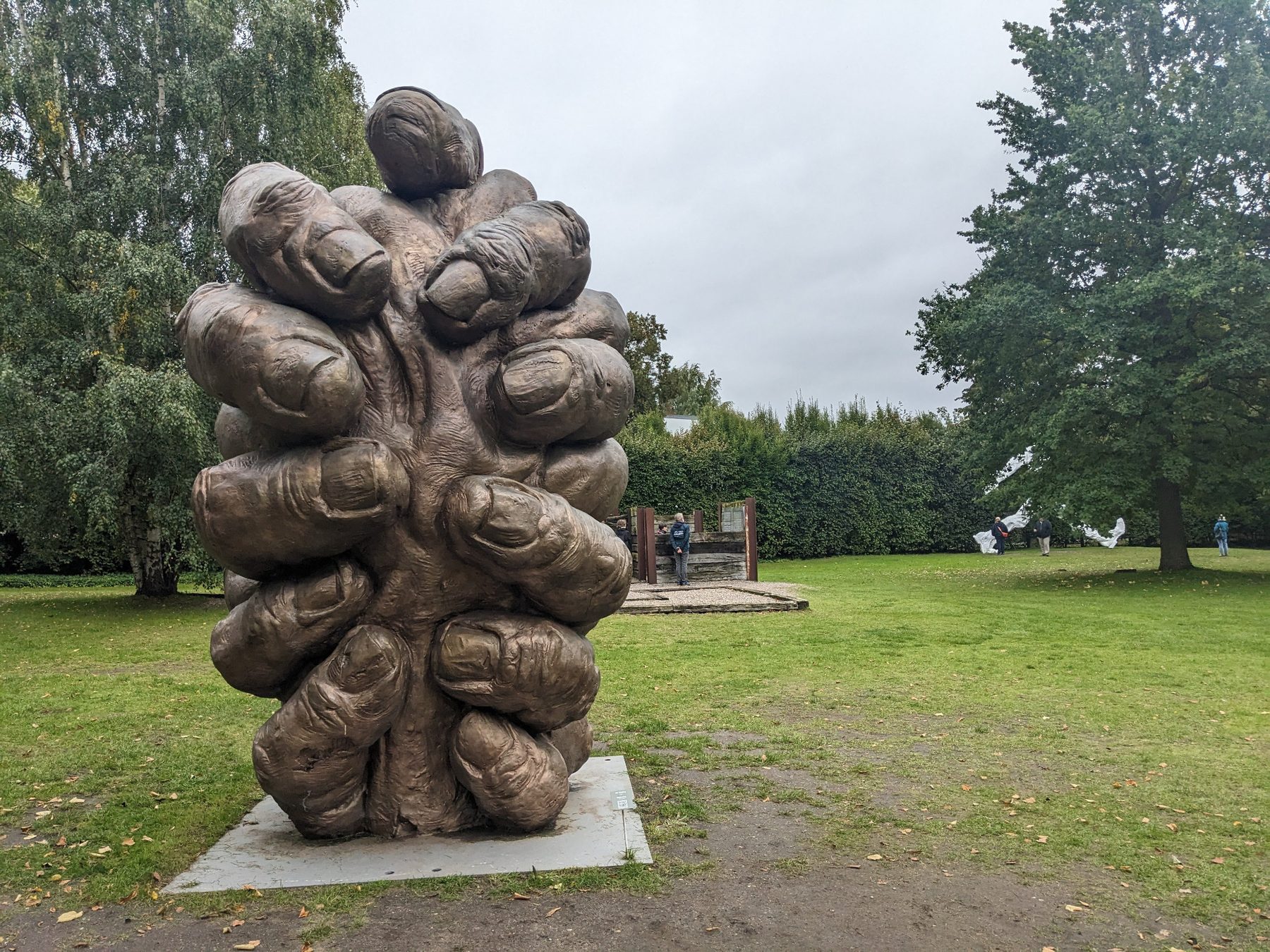 Gathering von SU Xinping, eine monumentale Bronzeskulptur aus zahlreichen gebündelten Fingerformen.