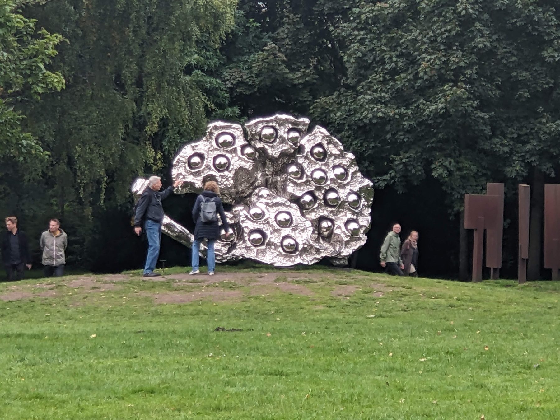 Zeng Chenggangs Skulptur Lotus Talks zwischen Bäumen auf dem Gelände der NordArt