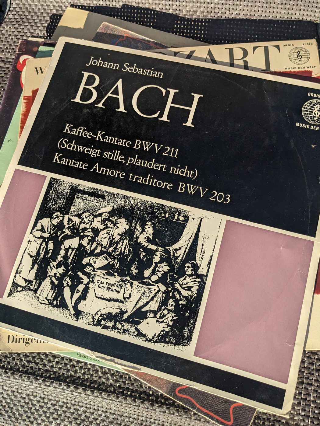 Johann Sebastian Bach – Kaffee-Kantate BWV 211 und Amore traditore BWV 203, Vorderseite der Orbis-Schallplattenhülle mit großer Bach-Typografie und historischer Kaffeehausszene