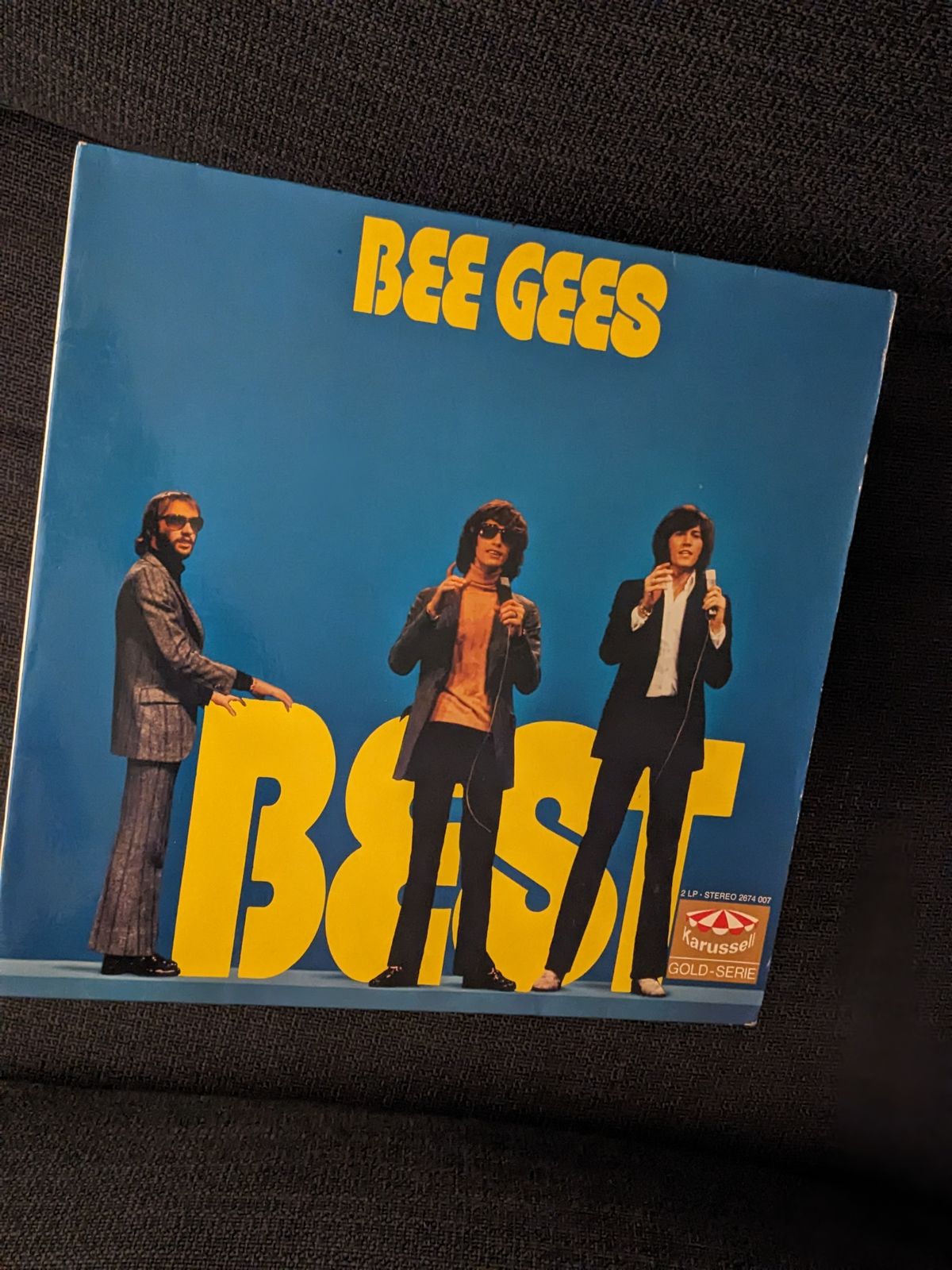Cover der Doppel-LP Bee Gees Best mit den drei Bee Gees vor blauem Grund, Pop-Hits wie Massachusetts, World und Words