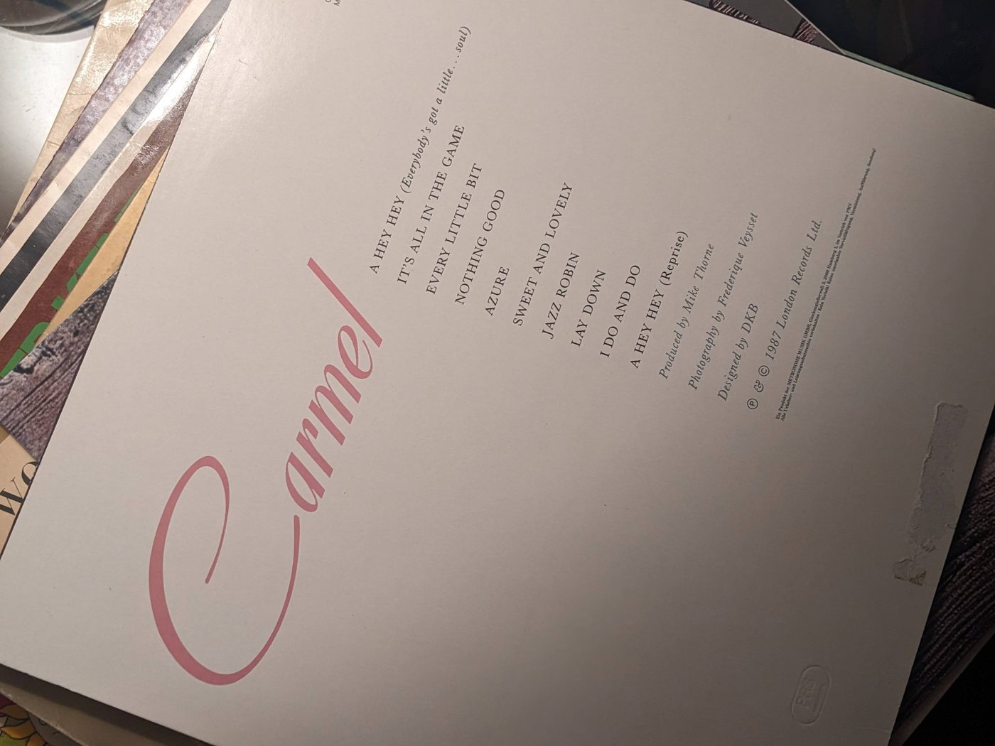 Carmel – Everybody's Got a Little... Soul, helle Rückseite der LP-Hülle mit rosa Carmel-Schriftzug, Titelliste und Produktionsangaben