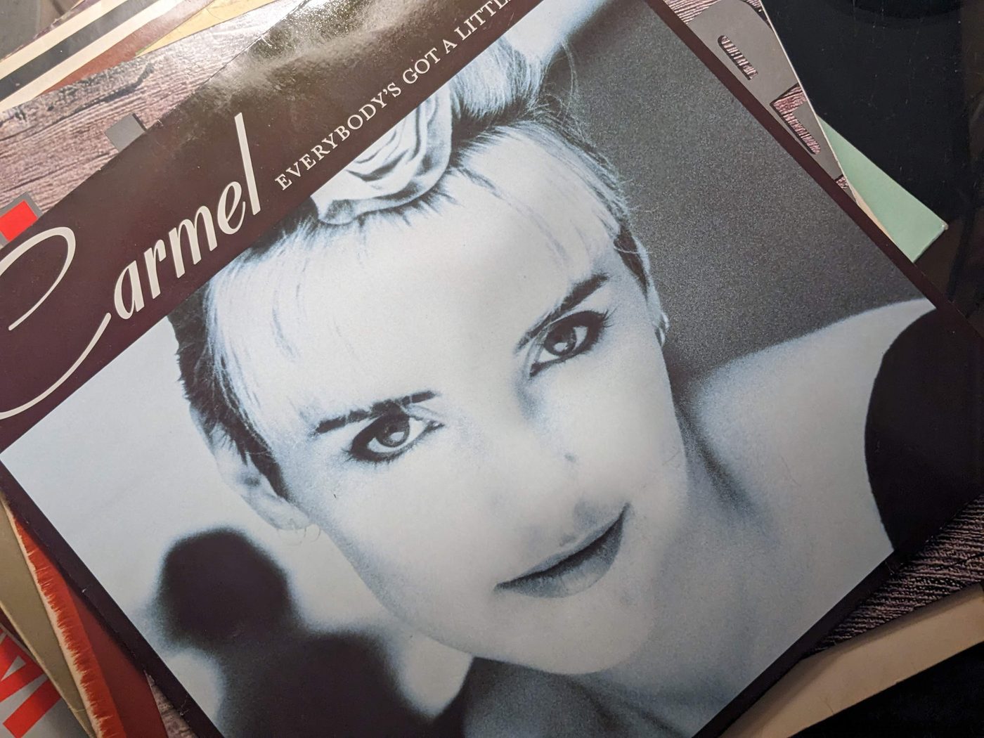 Carmel – Everybody's Got a Little... Soul, Vorderseite der LP-Hülle mit großem Schwarzweißporträt einer Frau und braunem Schriftband mit Künstler- und Albumtitel