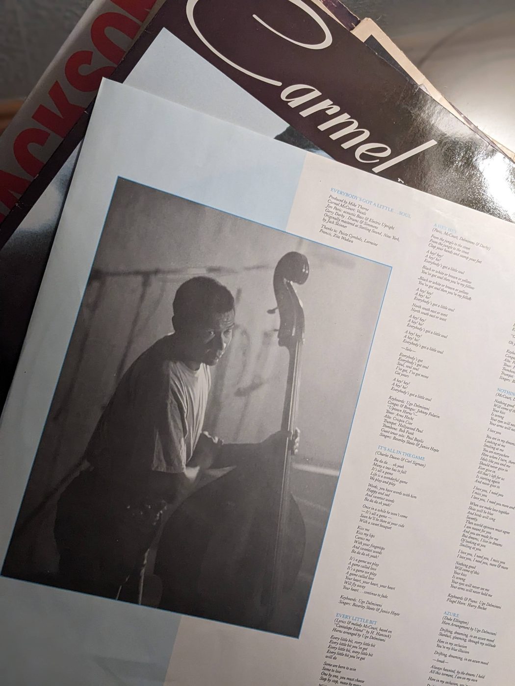 Carmel – Everybody's Got a Little... Soul, bedruckte Innenhülle mit Schwarzweißfoto eines Musikers am Kontrabass und Spalten mit Liedtexten und Mitwirkenden