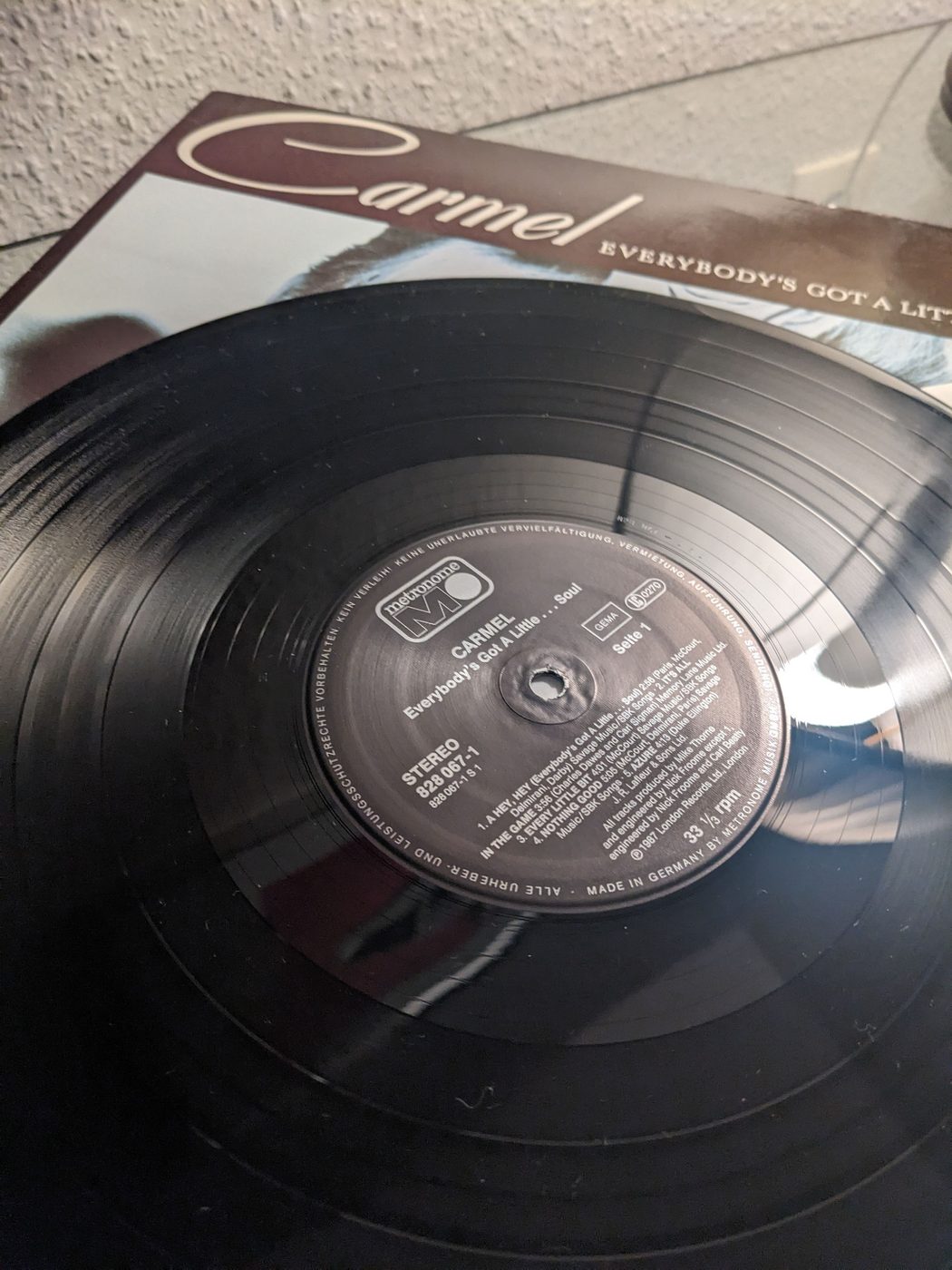 Carmel – Everybody's Got a Little... Soul, schwarze Vinylschallplatte mit dunklem Metronome-Label vor der Plattenhülle