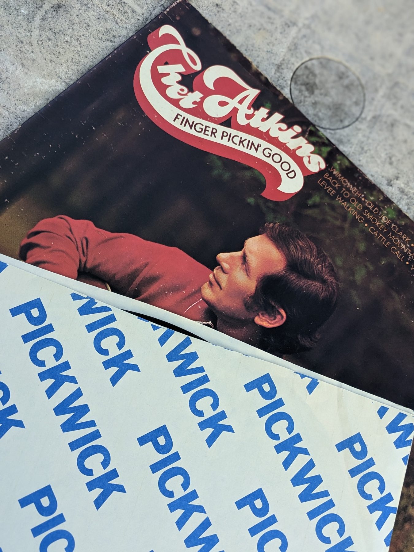 Nahaufnahme der Vorderseite von Finger Pickin' Good mit dem rot-weißen Chet-Atkins-Schriftzug, Titelnennung und einem Ausschnitt des Porträtfotos.