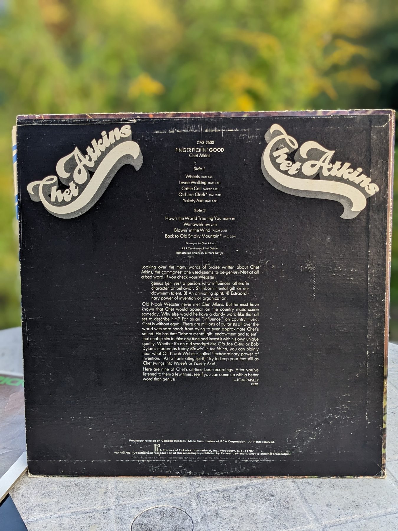 Rückseite der schwarzen LP-Hülle von Chet Atkins' Finger Pickin' Good mit Titelliste, Begleittext und Pickwick-Logos.