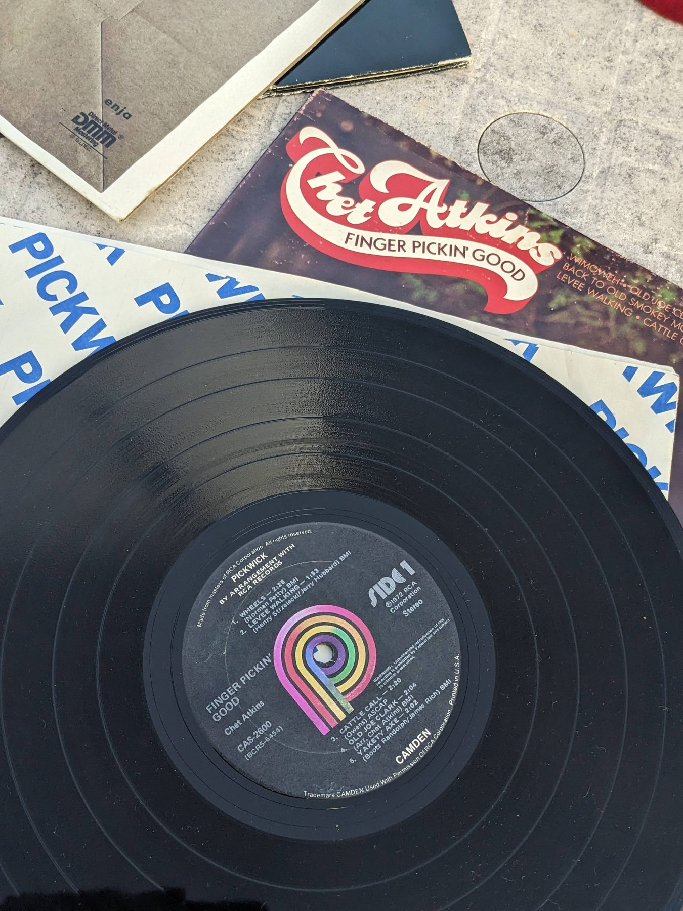 Schwarze Vinyl-LP Finger Pickin' Good mit dem RCA-Camden-Label der Seite 1 und den aufgedruckten Titeln Wheels, Levee Walking, Cattle Call, Old Joe Clark und Yakety Axe.