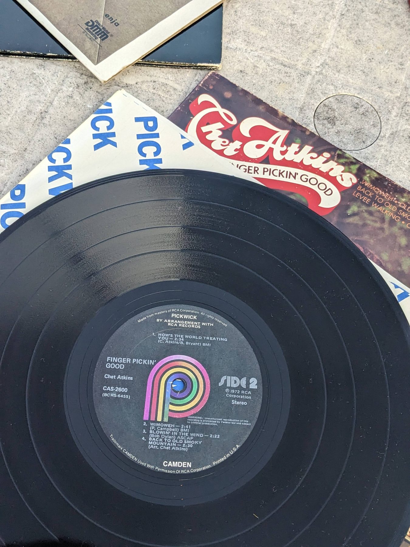 Schwarze Vinyl-LP Finger Pickin' Good mit dem RCA-Camden-Label der Seite 2 und den aufgedruckten Titeln How's the World Treating You, Wimoweh, Blowin' in the Wind und Back to Old Smoky Mountain.
