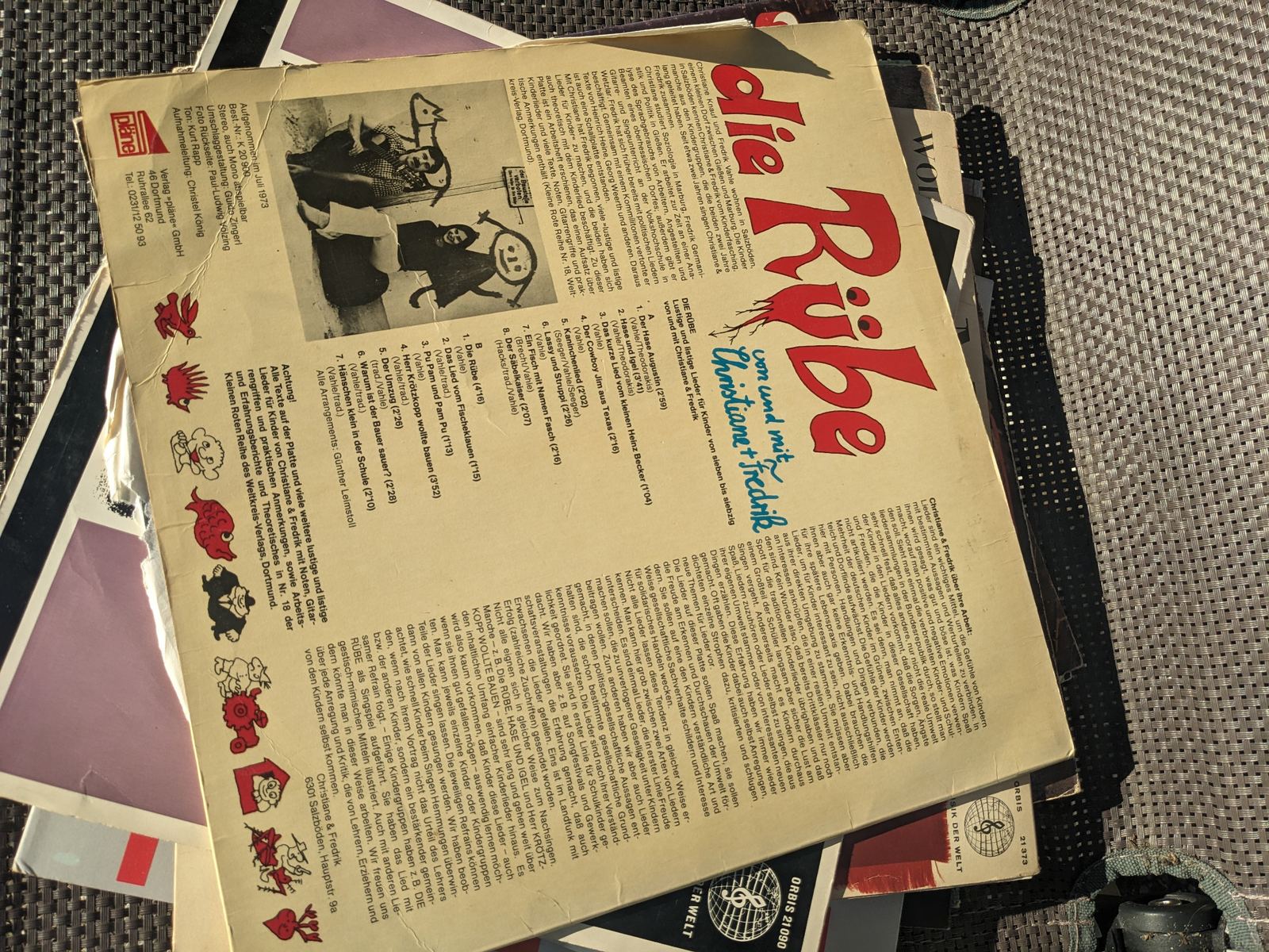 Christiane & Fredrik – Die Rübe, Rückseite der Schallplattenhülle mit Titelliste, Begleittexten, Schwarzweißfoto und kleinen gezeichneten Figuren