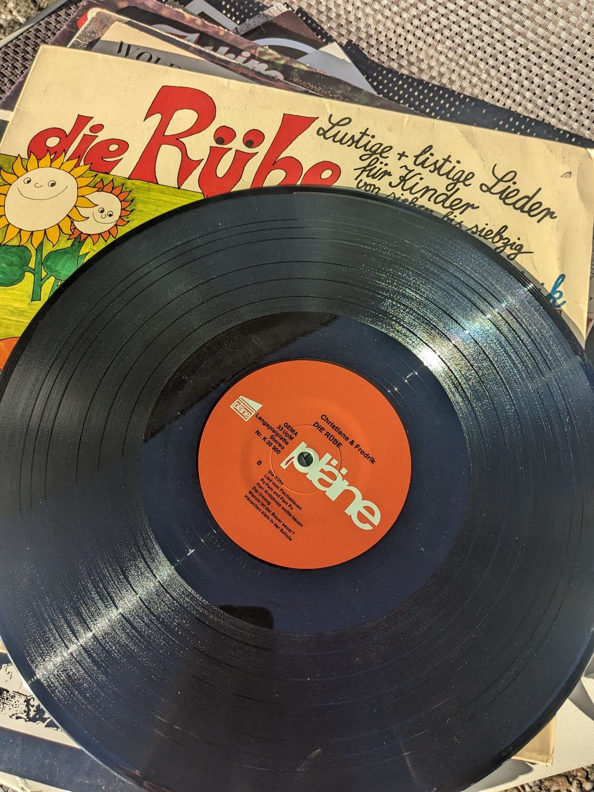Christiane & Fredrik – Die Rübe, schwarze Vinyl-Langspielplatte mit orangefarbenem Pläne-Mittelfeld auf der teilweise sichtbaren Originalhülle