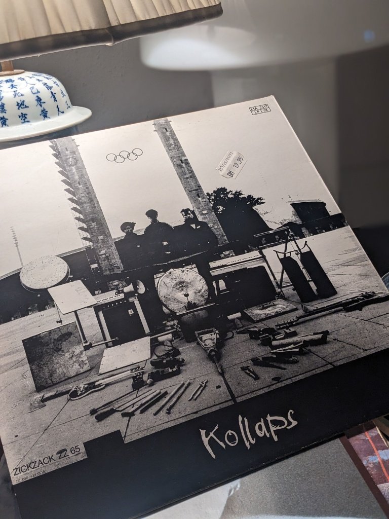 Nahaufnahme des Plattenlabels von Seite B mit Trackliste von Kollaps bis Helga und GEMA-Angabe.