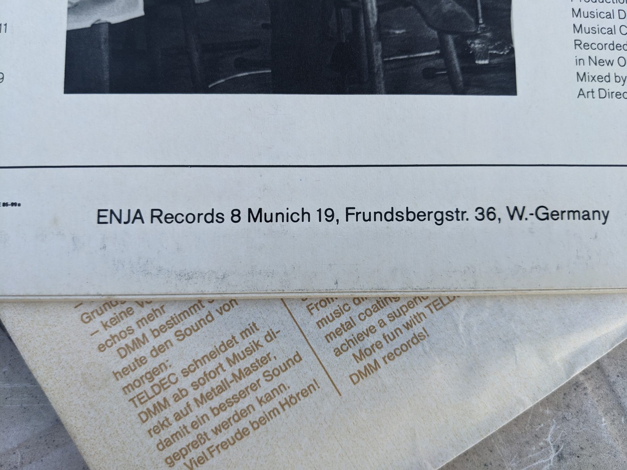 Detail der unteren LP-Rückseite mit der Anschrift ENJA Records, Frundsbergstraße 36 in München, Westdeutschland.