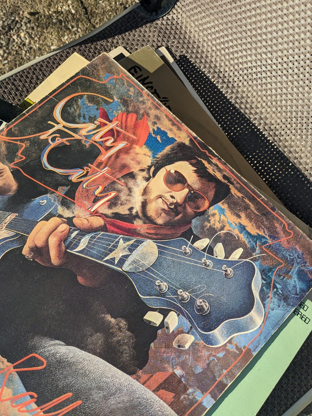 Gerry Rafferty – City to City, Detail der illustrierten Vorderseite mit Sonnenbrille, Gesicht und Gitarrenhals
