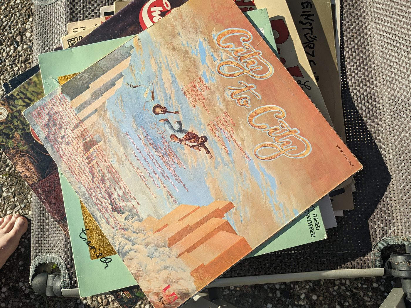 Gerry Rafferty – City to City, Rückseite der LP-Hülle mit Wolkenmotiv, Titelliste, Illustration und Produktionsangaben