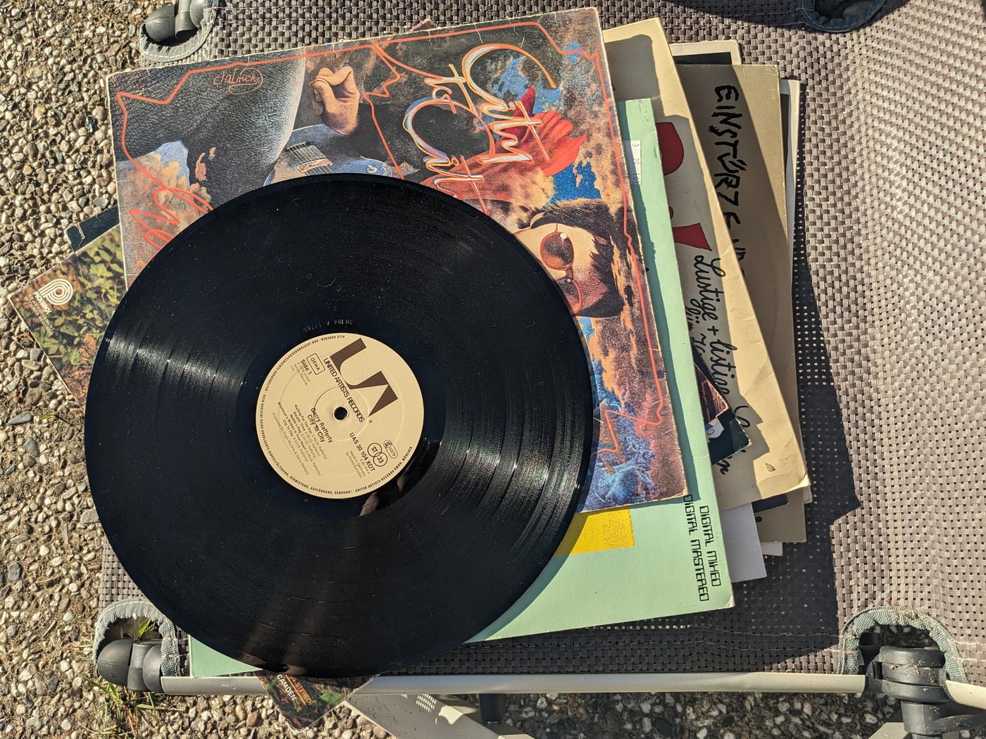Gerry Rafferty – City to City, Vinyl-Schallplatte mit hellem United-Artists-Records-Label vor mehreren Plattenhüllen