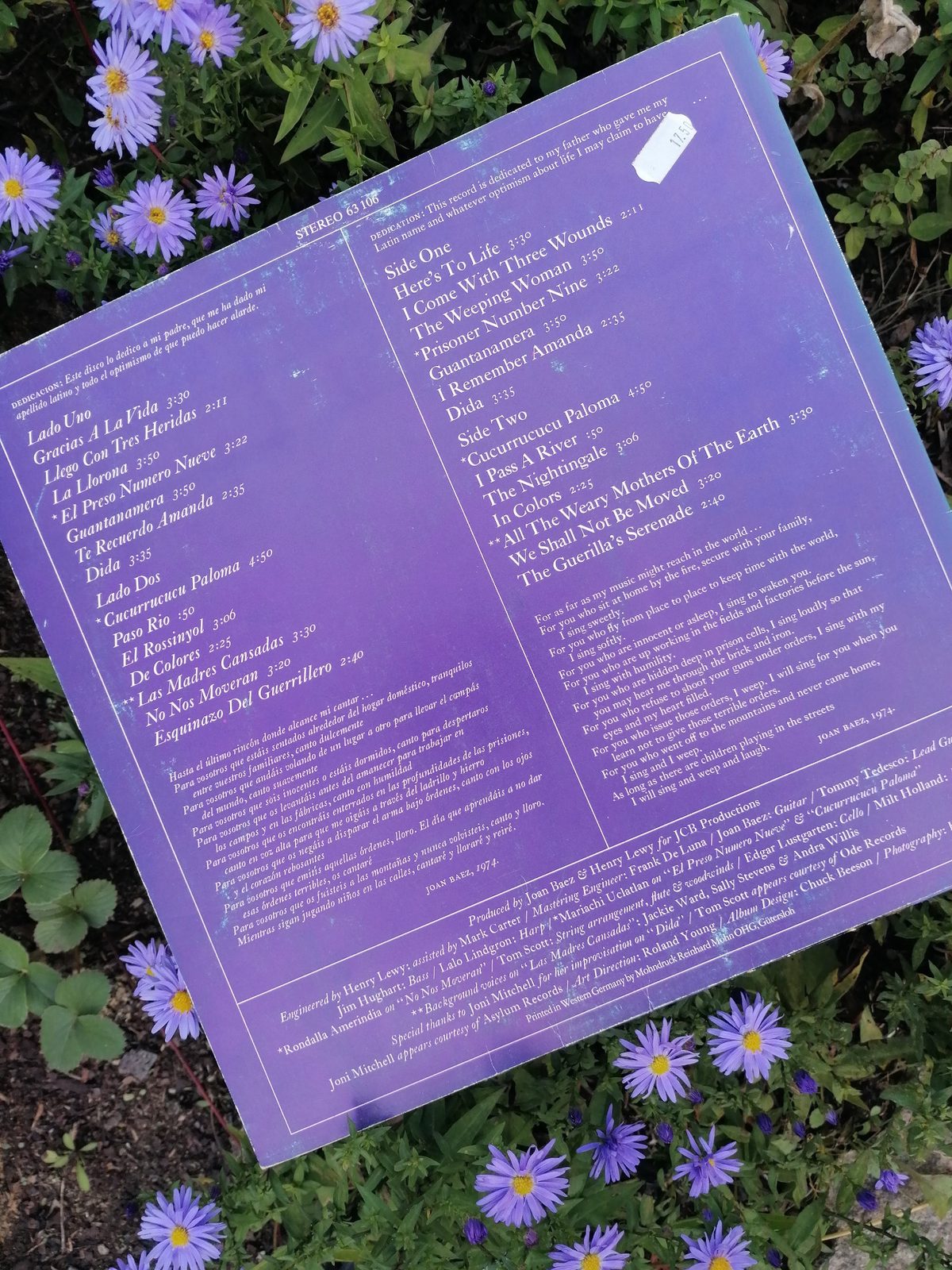 Rückseite der Joan-Baez-LP Gracias a la Vida mit weißer Titelliste auf violettem Grund, Widmung, englischen und spanischen Texten sowie Produktionsangaben