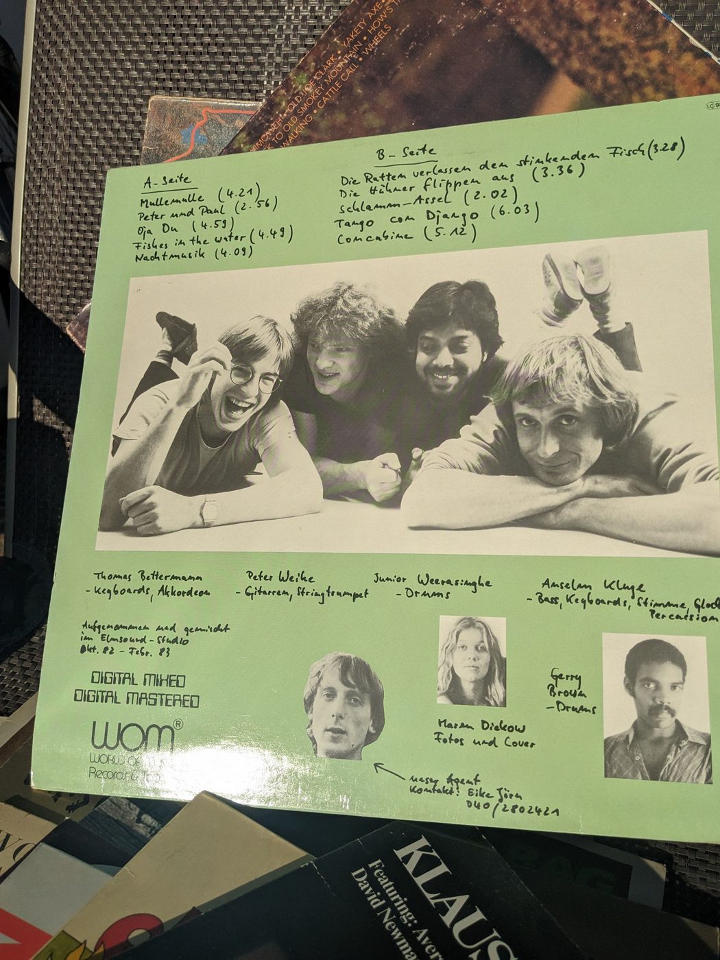 Känguru – tierisch, Rückseite der LP-Hülle mit Schwarzweißfoto der Band, handschriftlicher Titelliste und Angaben zu Musikern