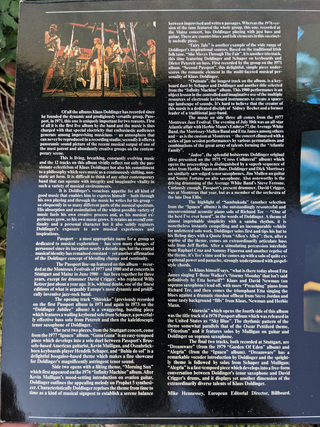 Vorderseite des schwarzen Klappcovers von Klaus Doldinger + Passport mit unscharf gestaltetem Konzertporträt von Klaus Doldinger am Saxofon und blauem Lifelike-Schriftzug.