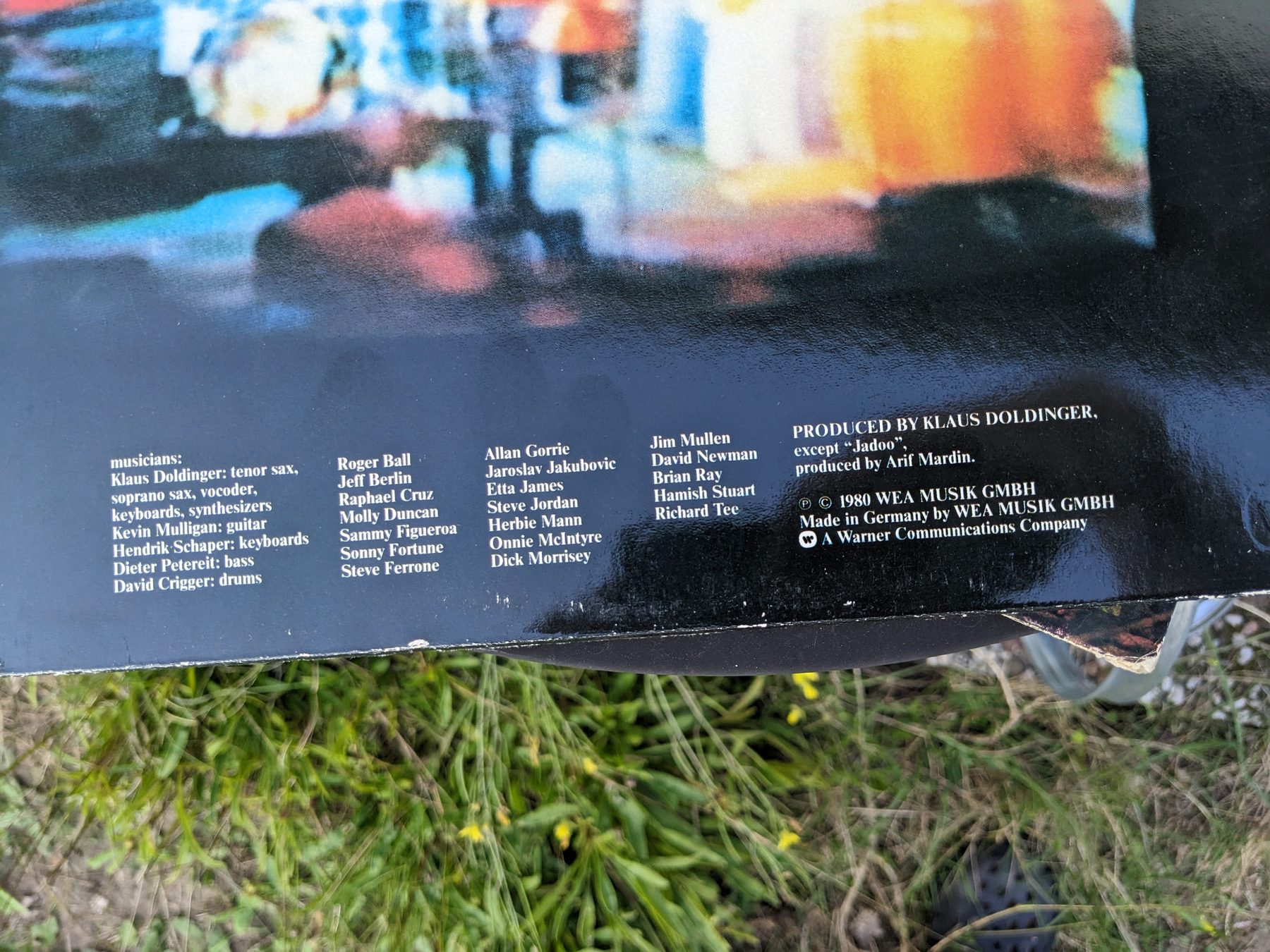 Detail des schwarzen Lifelike-Covers mit einem Ausschnitt des Konzertfotos sowie den klein gedruckten Namen zahlreicher beteiligter Musiker und Produktionsangaben.