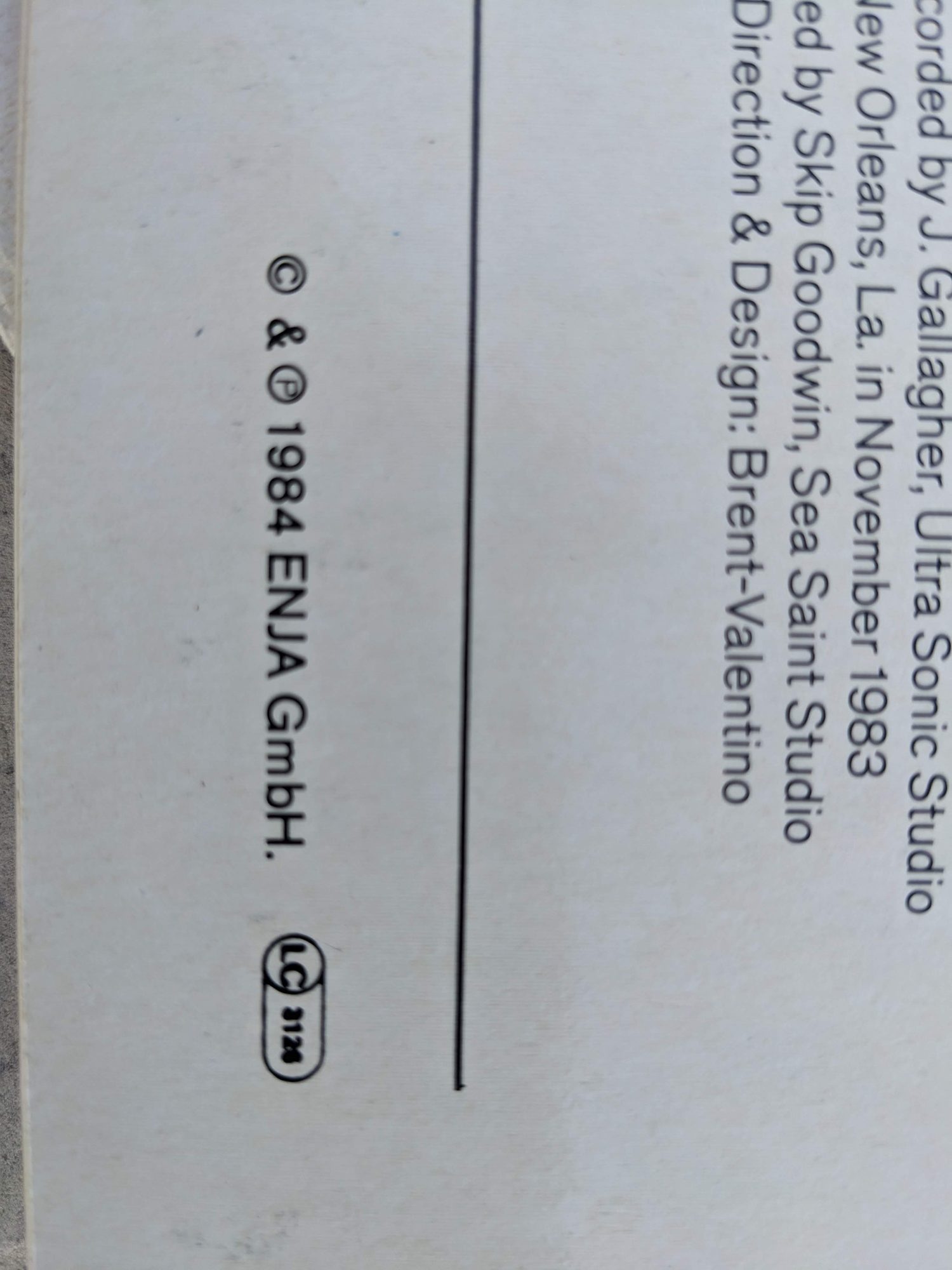 Nahaufnahme des Copyright-Vermerks auf der Rückseite der Schallplattenhülle mit Copyright und phonographischem Copyright 1984 ENJA GmbH.