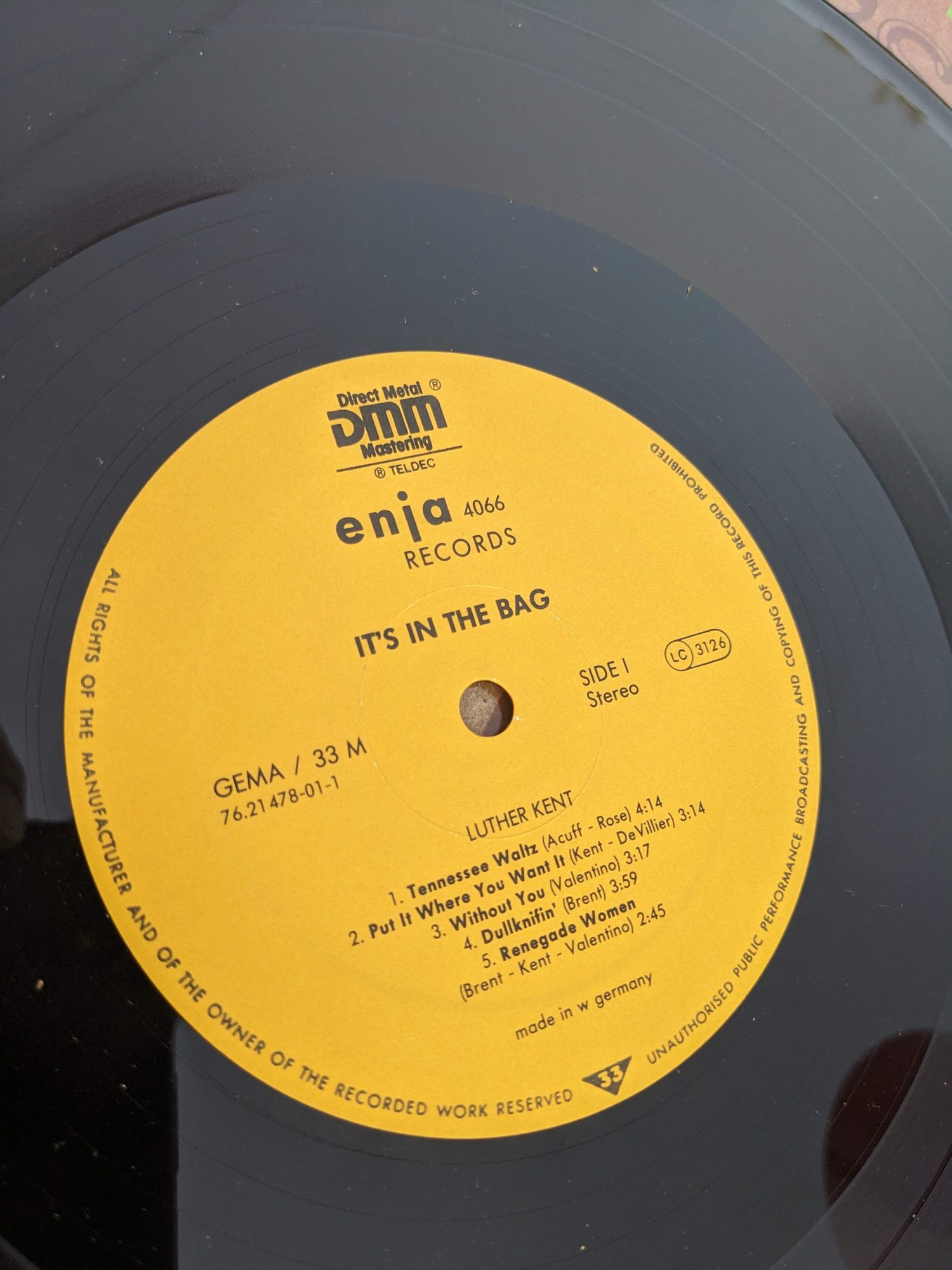 Nahaufnahme des gelben Labels auf Seite I der Vinylplatte mit Enja Records 4066, Luther Kent, Titelliste, GEMA-Angabe und Direct Metal Mastering.