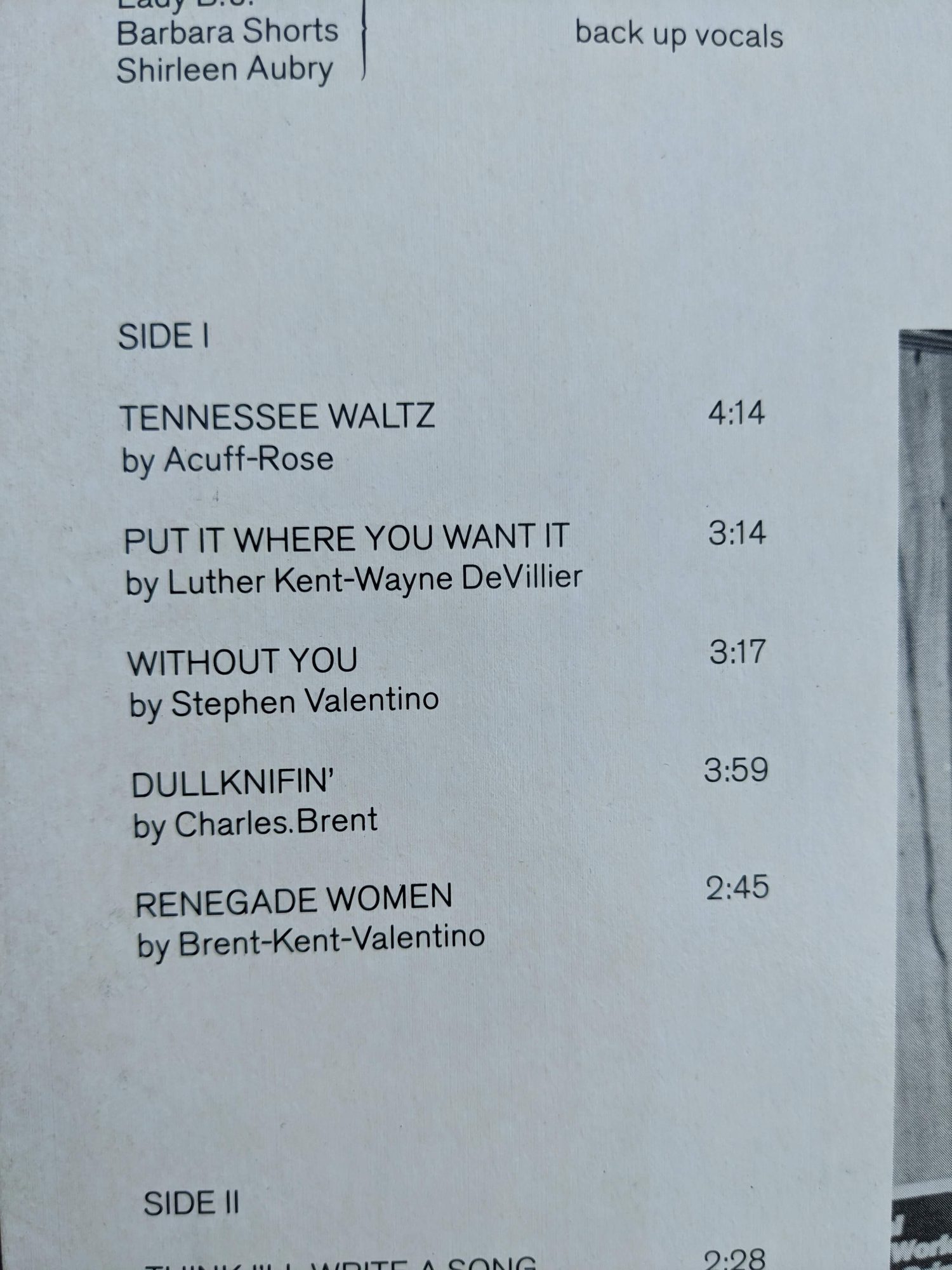 Nahaufnahme der Titelliste von Seite eins der LP mit Tennessee Waltz, Put It Where You Want It, Without You, Dullknifin' und Renegade Women samt Spielzeiten.