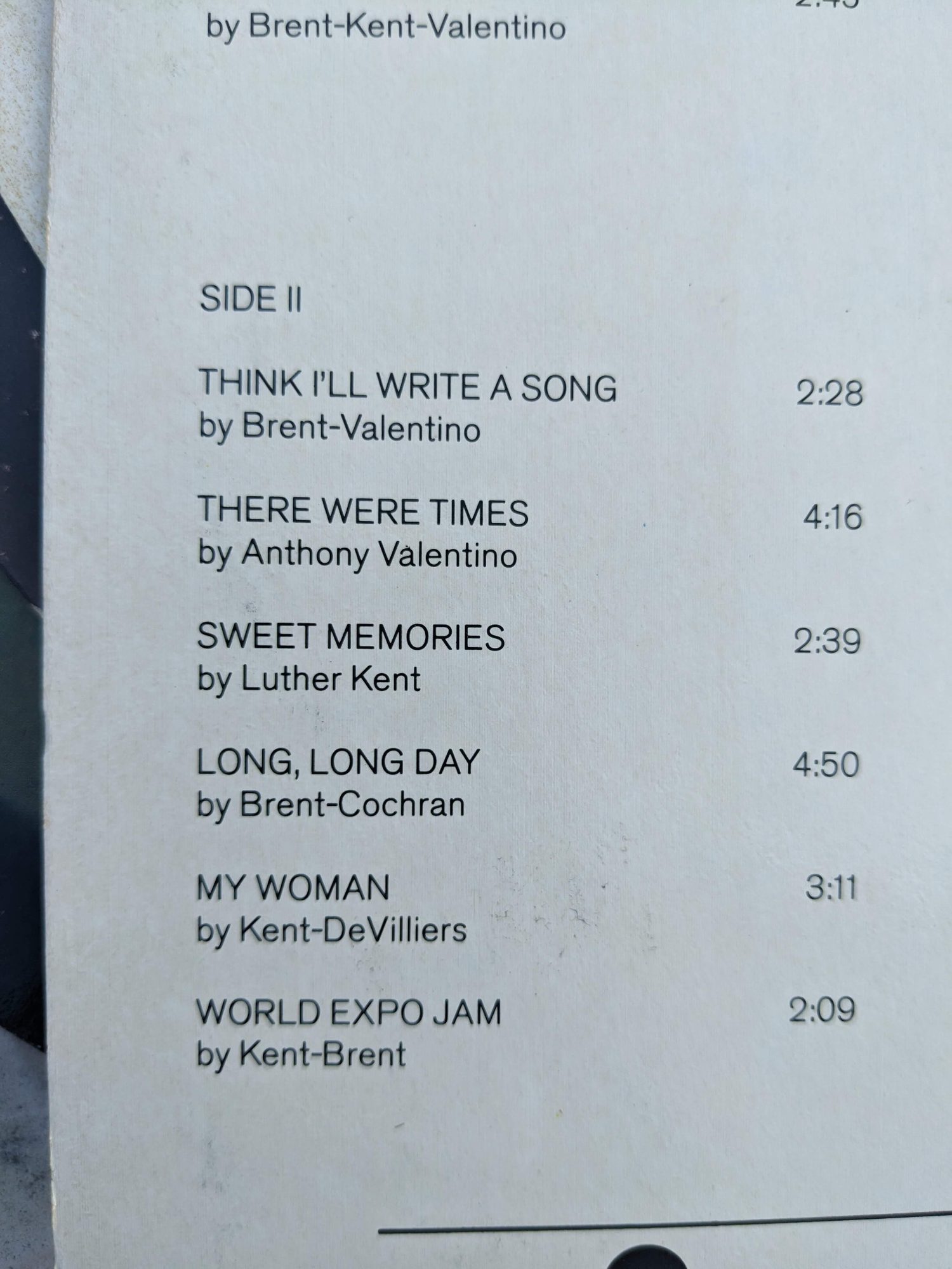 Nahaufnahme der Titelliste von Seite zwei mit Think I'll Write a Song, There Were Times, Sweet Memories, Long Long Day, My Woman und World Expo Jam.