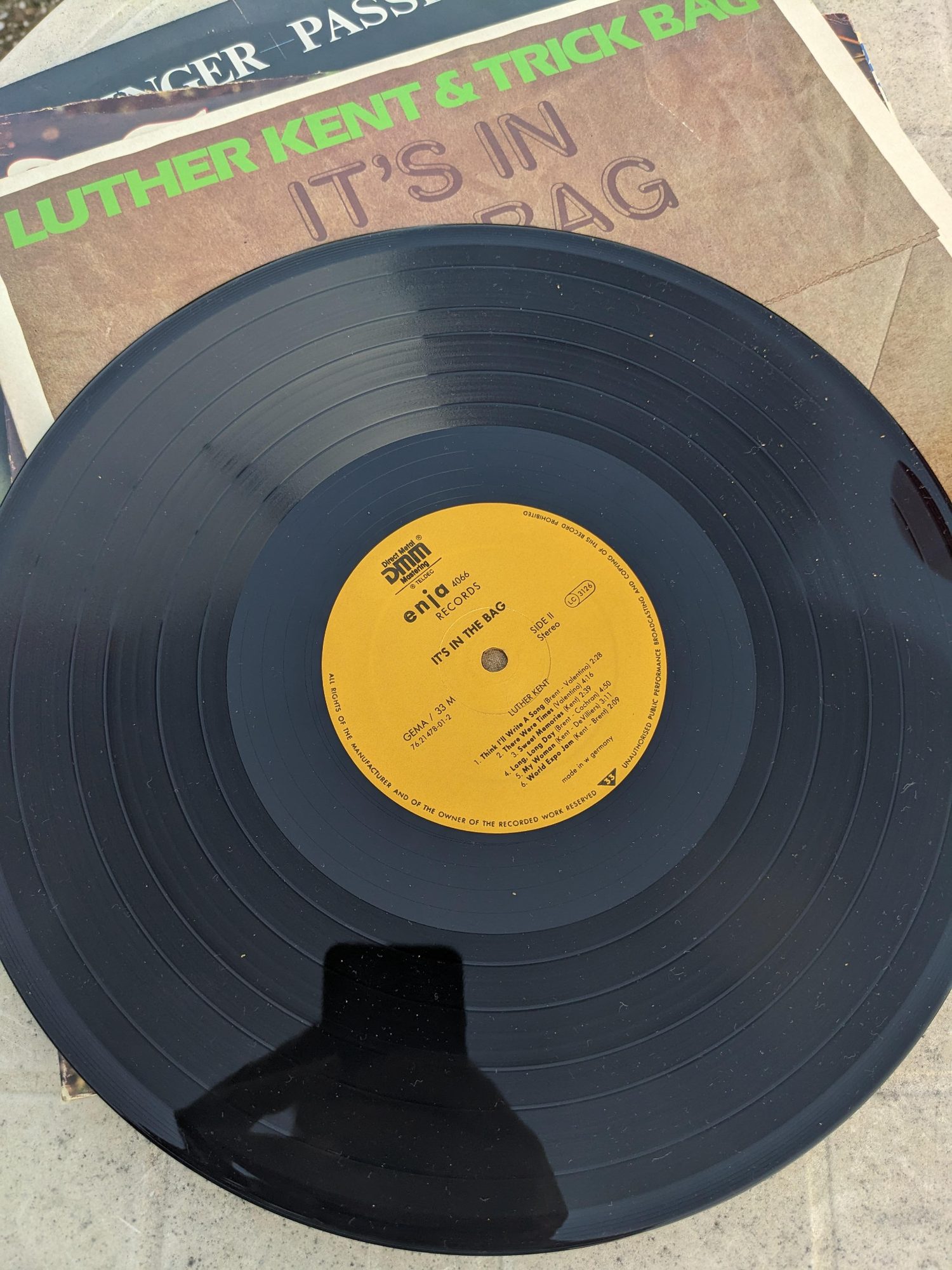 Schwarze Vinyl-Schallplatte von It's in the Bag auf der braunen Plattenhülle, mit gelbem Enja-Records-Etikett in der Mitte.