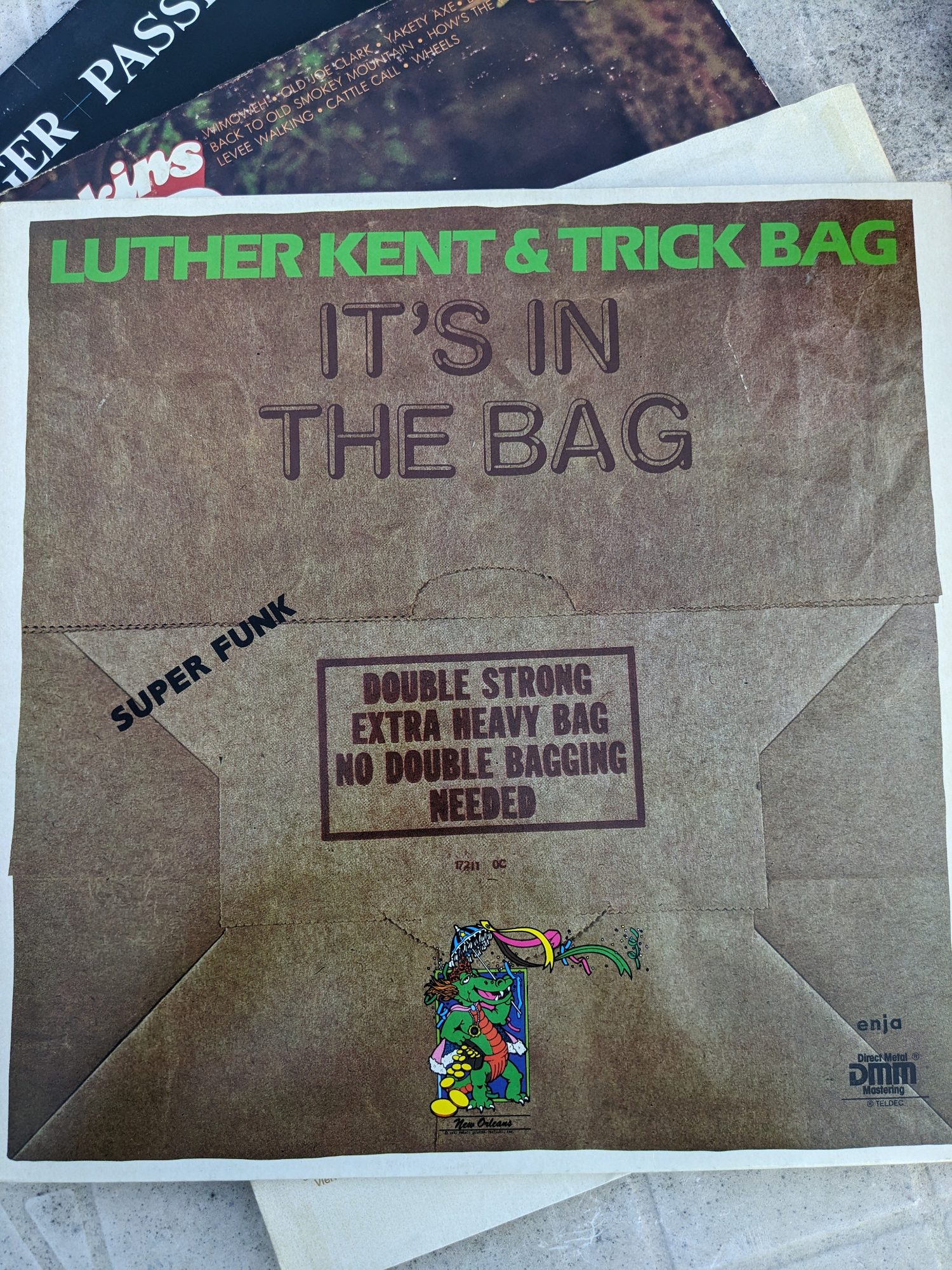 Vorderseite der LP-Hülle von Luther Kent & Trick Bag mit dem Titel It's in the Bag, gestaltet wie eine braune schwere Einkaufstüte mit grüner Schrift.