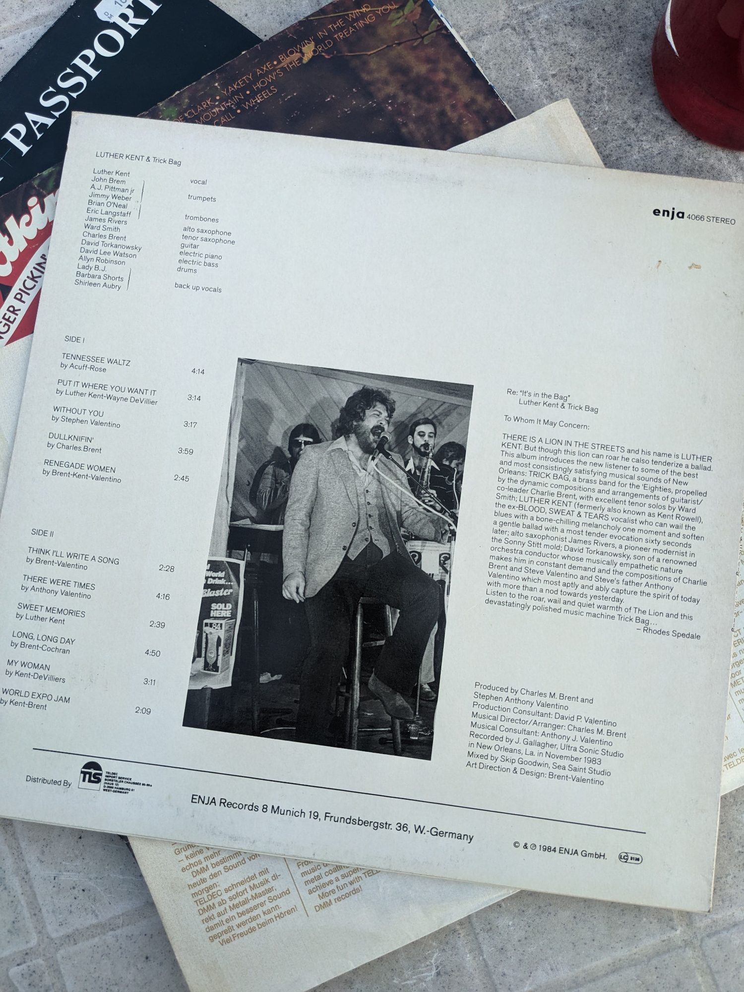 Komplette Rückseite der LP It's in the Bag mit Titelliste, Musikerbesetzung, Schwarzweißfoto von Luther Kent, Begleittext sowie Produktions- und Labelangaben.