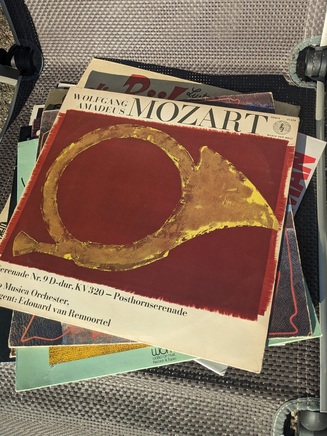 Wolfgang Amadeus Mozart – Serenade Nr. 9 D-Dur KV 320 „Posthornserenade“, Vorderseite der Orbis-LP mit goldenem Posthorn auf dunkelrotem Grund