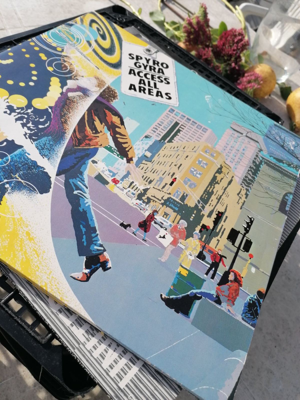 Jazz-Rock / Fusion Jazz Live LP mit der Band Spyro Gyra: Access All Areas - fotografiert nach ein bisschen Gartenarbeit für den Clipsy Schallplatten Blog