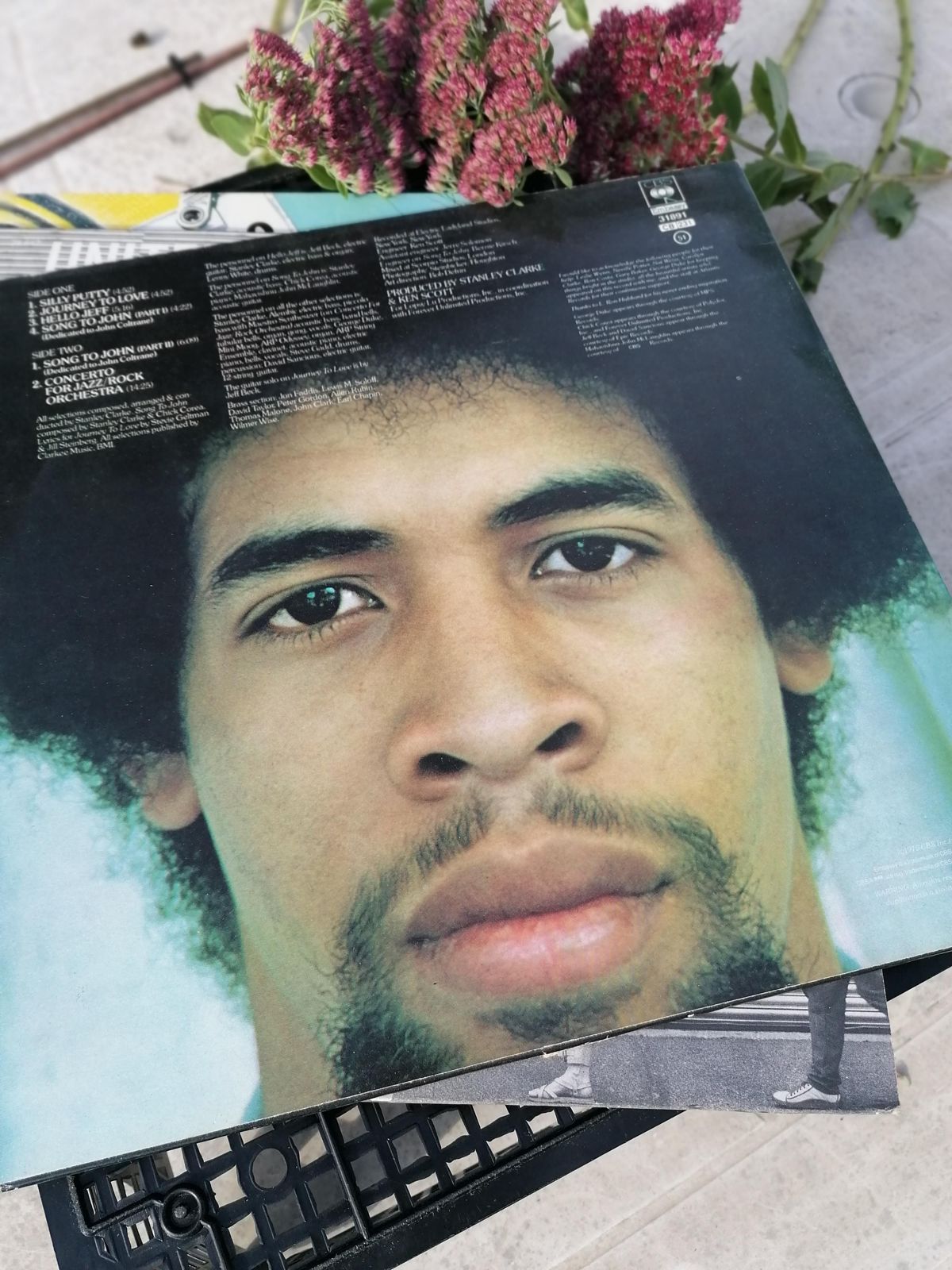 Rückseite von Stanley Clarkes LP Journey to Love mit Titelliste, Besetzung um Jeff Beck und Chick Corea und großem Porträt
