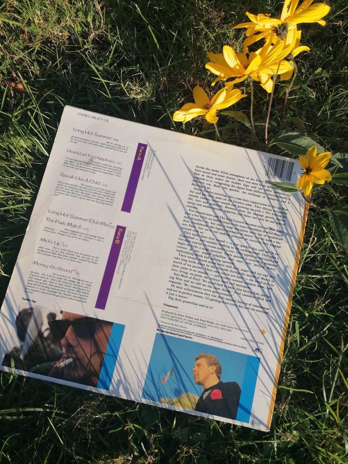 Rückseite der Mini-LP Introducing The Style Council mit Titelliste, Begleittext, zwei kleinen Fotografien und Produktionsangaben, auf Gras fotografiert