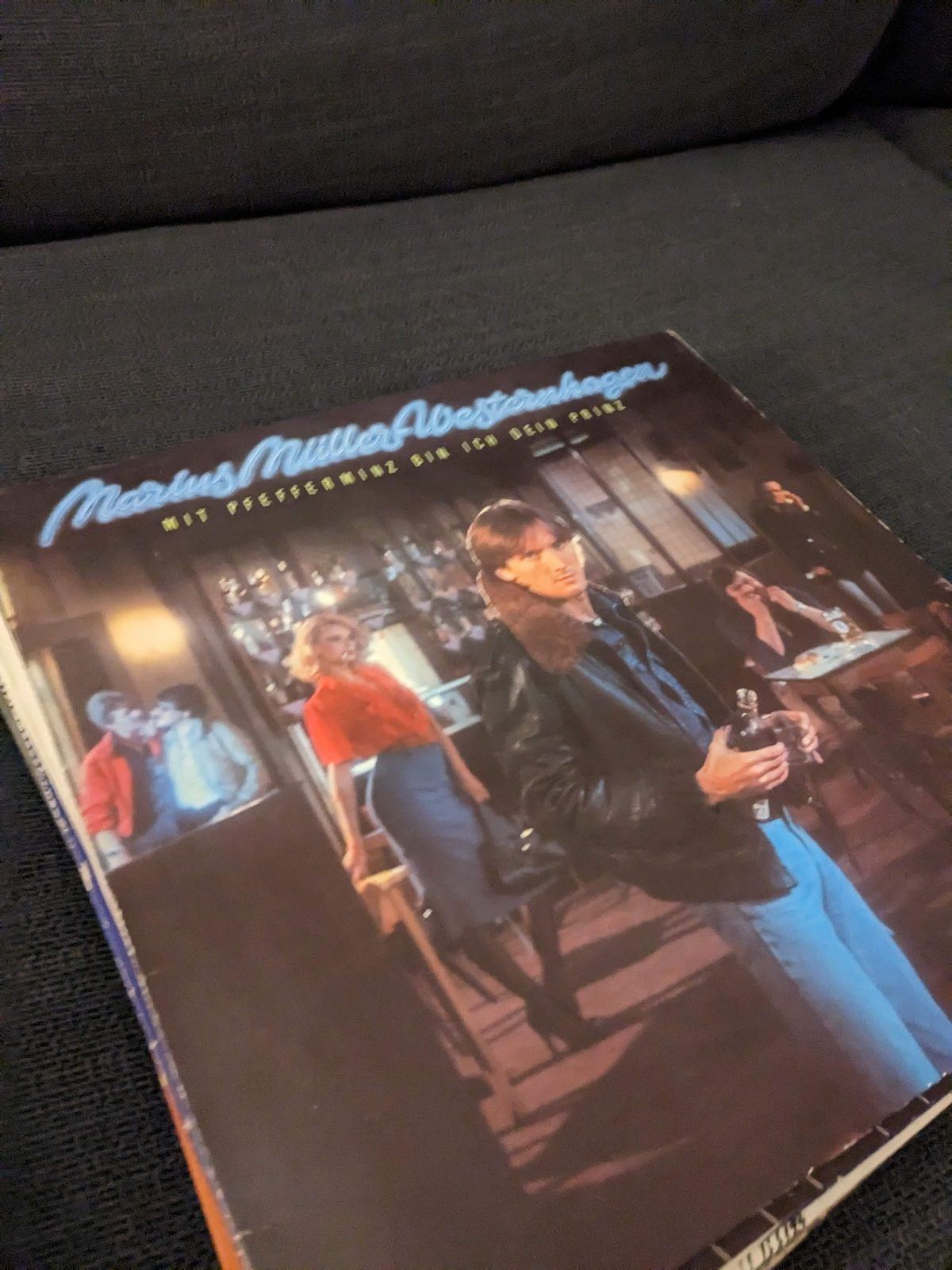 Schallplattencover des Albums 'Mit Pfefferminz bin ich dein Prinz'. Zu sehen ist eine Barszene mit Marius Müller-Westernhagen im Vordergrund, der eine dunkle Lederjacke und Jeans trägt sowie ein Getränk in der Hand hält. Im Hintergrund sind weitere Personen in einer Gaststätte abgebildet.