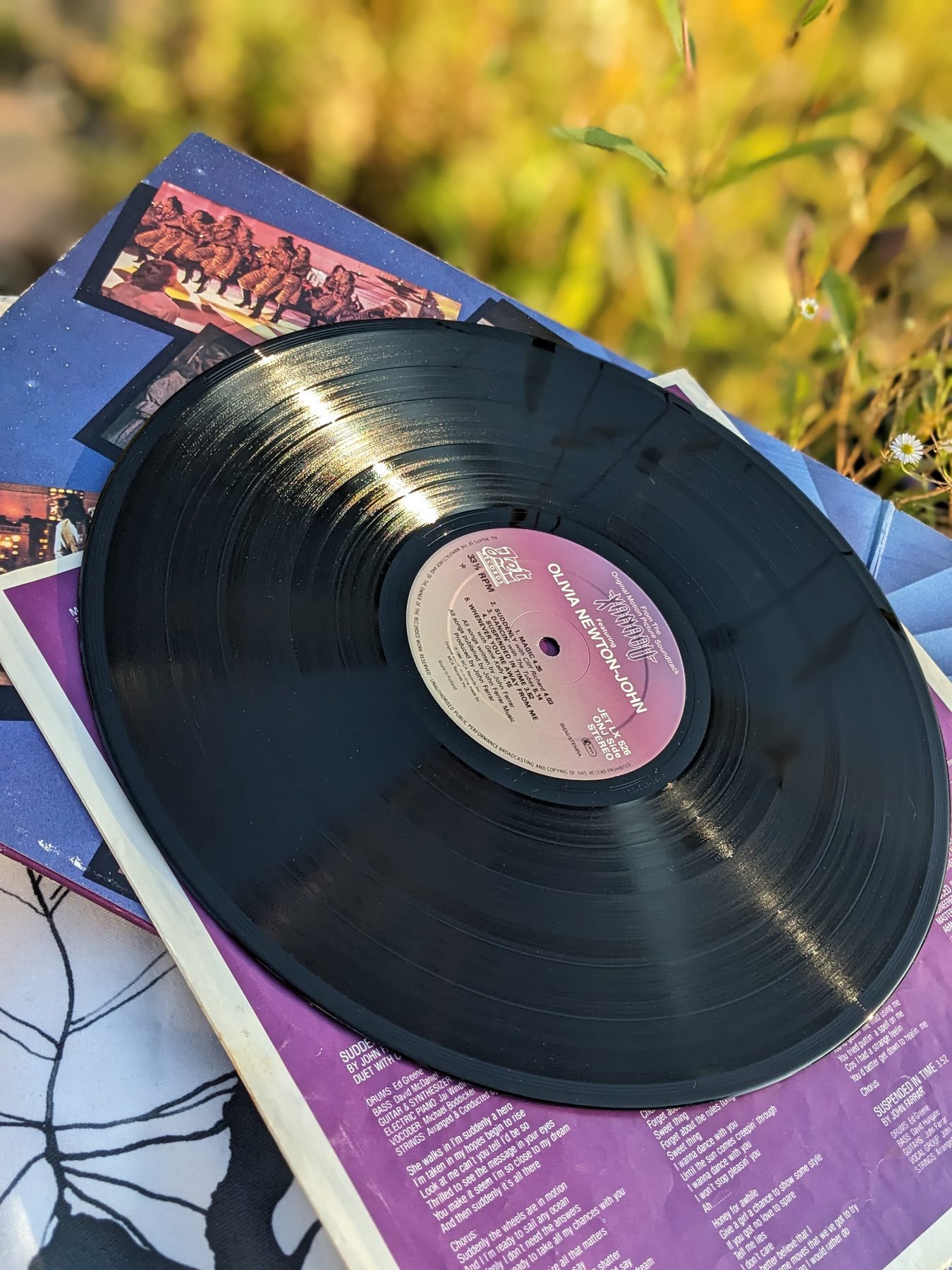 Schwarze Xanadu-Vinylplatte im Sonnenlicht auf dem geöffneten Cover; in der Mitte ist das violette Jet-Records-Label mit Olivia Newton-John zu sehen.